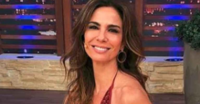 Luciana Gimenez faz vídeo de biquíni e quase mostra demais