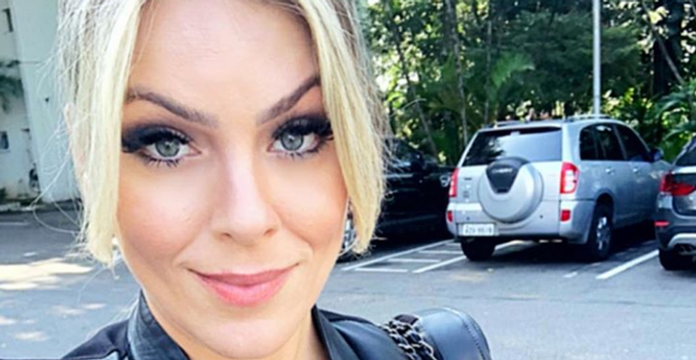 Renata Fan comemora os 41 anos com foto rara de biquíni e fãs brincam: ”Dorme no formol”