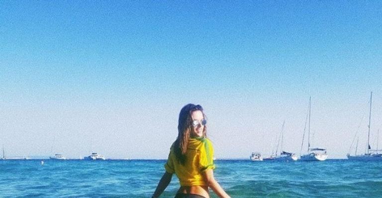 Aos 37 anos, Alessandra Ambrósio posta foto de biquíni e torce para o Brasil