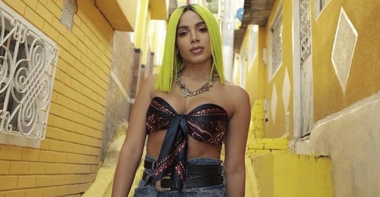 Anitta resgata suas origens e assiste jogo com amigos de Honório Gurgel