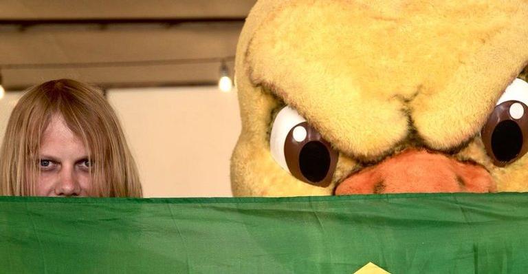 Pra dar sorte? Torcedor russo que virou meme encontra Canarinho Pistola em dia de jogo