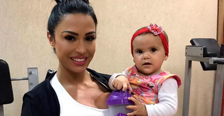 Vovó coruja! Gracyanne Barbosa leva a neta Alice para o treino