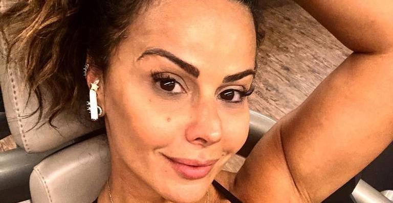Viviane Araújo exibe corpão na esteira da academia, mas admite ter saído da dieta