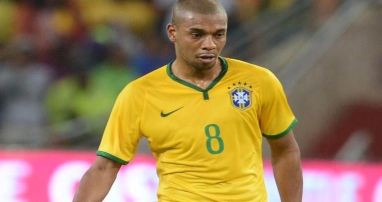 Fernandinho é alvo de ofensas racistas na web