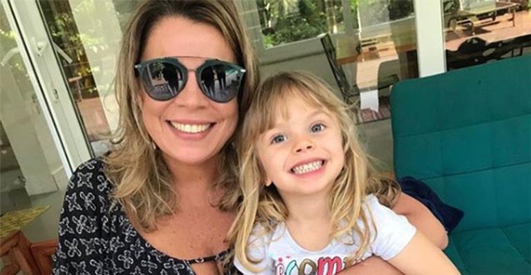 Mari Bridi exibe foto de infância e semelhança com a filha, Aurora, impressiona