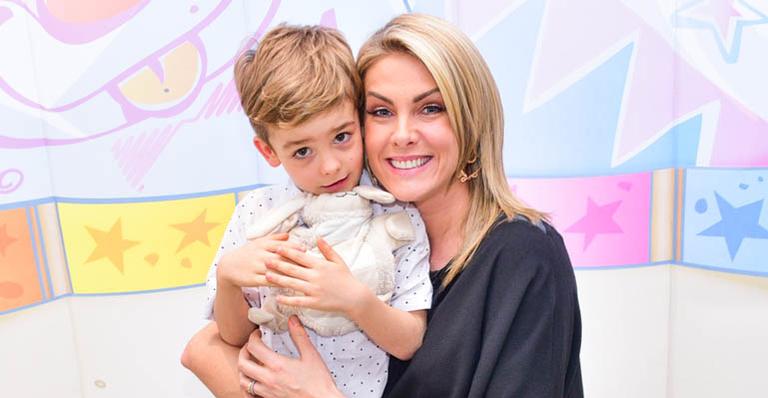 Ana Hickmann leva o filho ao teatro em São Paulo