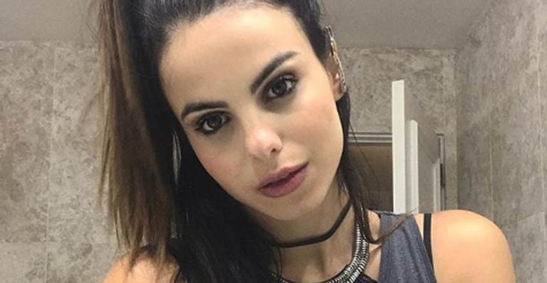 Sthefany Brito faz tatuagem no braço para o cachorro, Snow