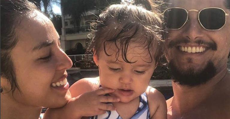 Madalena anda sozinha e Yanna Lavigne se derrete: ‘Minha boneca!’