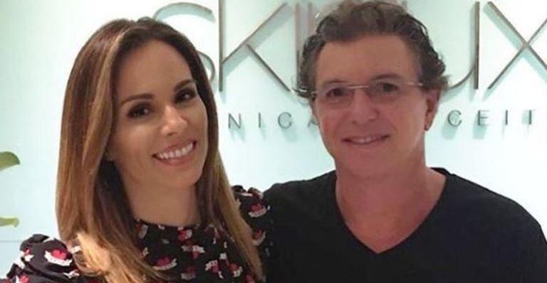 Boninho chega em Ibiza e curte passeio ao lado da família