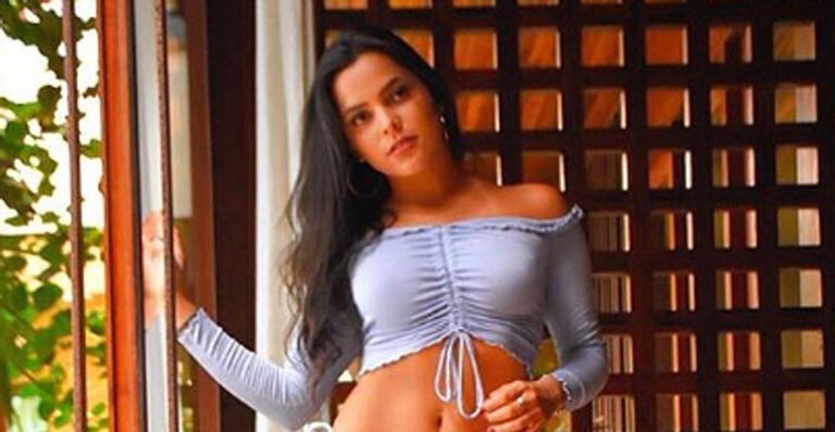 Emilly Araújo posa de biquíni e filosofa na web: ”Amor próprio”