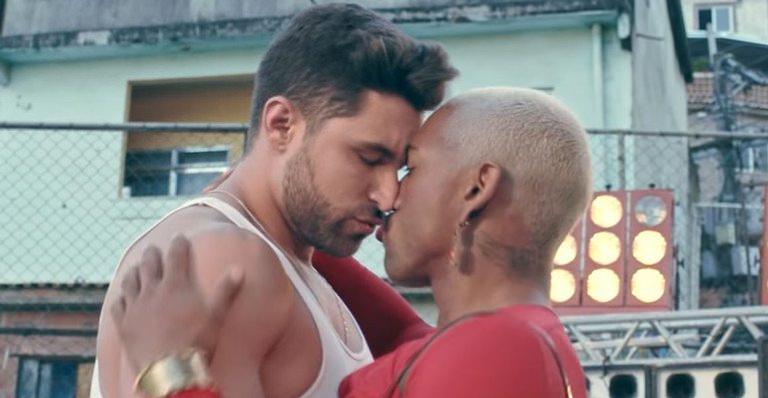 Conheça o modelo gato que lascou o beijão em Nego do Borel