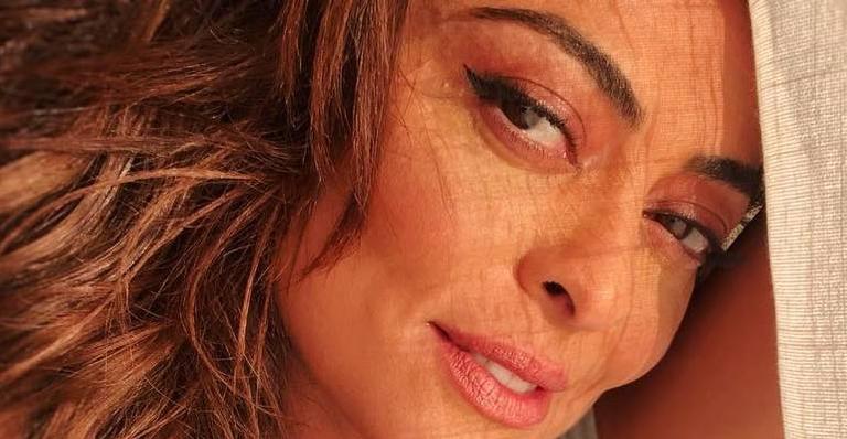 Juliana Paes posa com corpão de lingerie e arranca elogios dos fãs