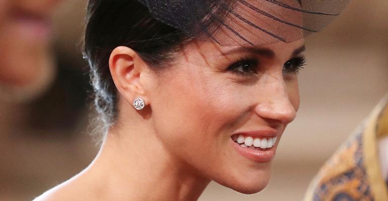 Meghan Markle exibe look elegante em evento com a família real