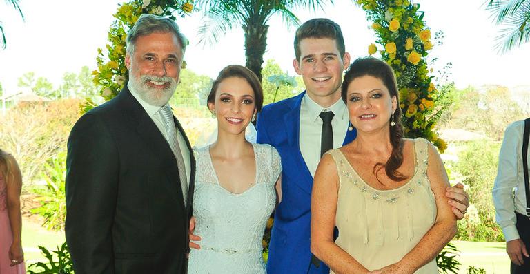 Oscar Magrini se emociona ao conduzir filha, Isabella, ao altar