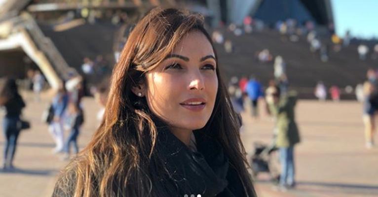 Na Austrália, Patrícia Poeta posa com o filho gato e se encanta pelo país