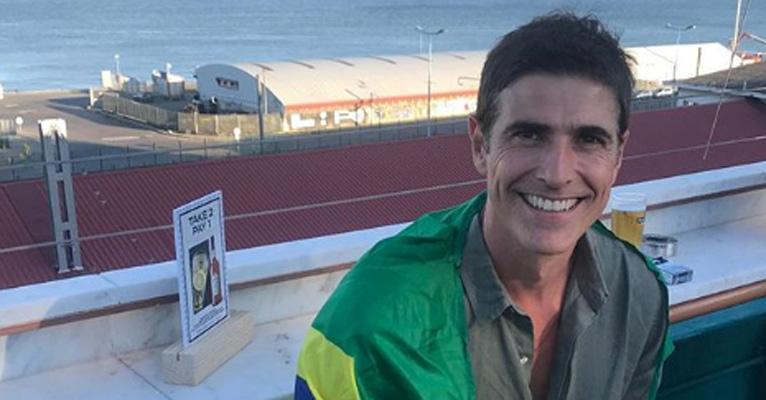 Longe da TV, Reynaldo Gianecchini passeia de moto pela Espanha