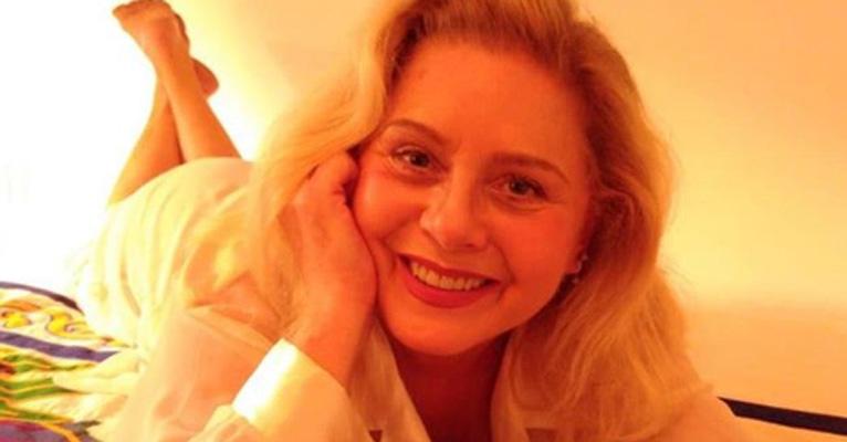 Vera Fischer volta às novelas após 5 anos e comemora dirigindo carrinho dos Estúdios Globo