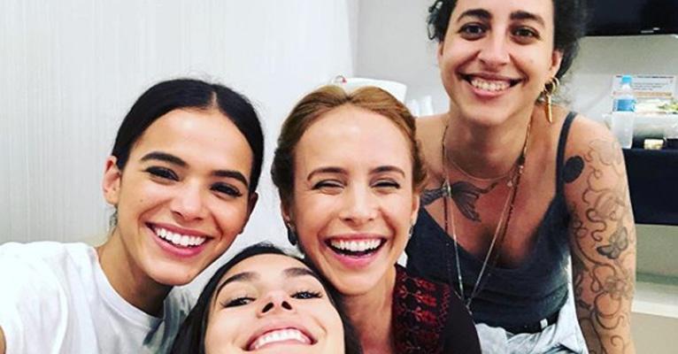 Bruna Marquezine se declara para amigas de ‘Deus Salve o Rei’: ‘Ô sorte’