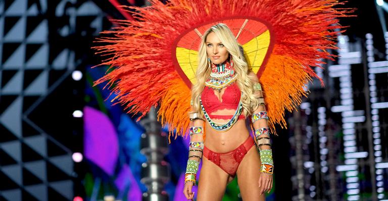 Candice Swanepoel, modelo da Victoria’s Secret, exibe corpo pós parto em praia e rebate críticas