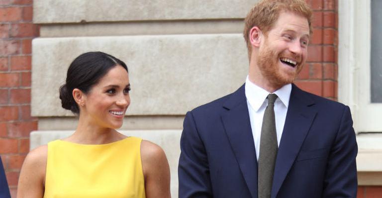 Príncipe Harry e Meghan Markle não resistem a fofura de criança irlandesa