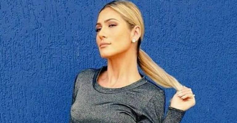 Lívia Andrade posa de vestido branco exibindo corpão e ressaltando bumbum