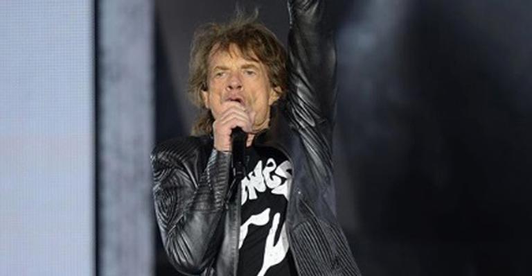 Mick Jagger torce para a Inglaterra ao lado dos filhos Lucas e James