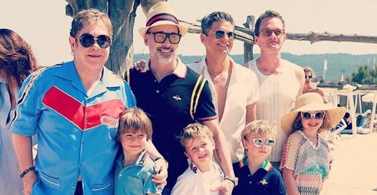 Neil Patrick Harris curte praia ao lado de Elton John e família