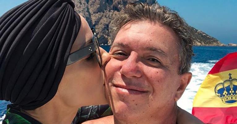 Ana Furtado dá beijão em Boninho e se declara: “Te amo”