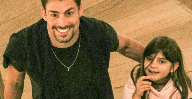 Cauã Reymond se diverte em passeio no shopping com a filha