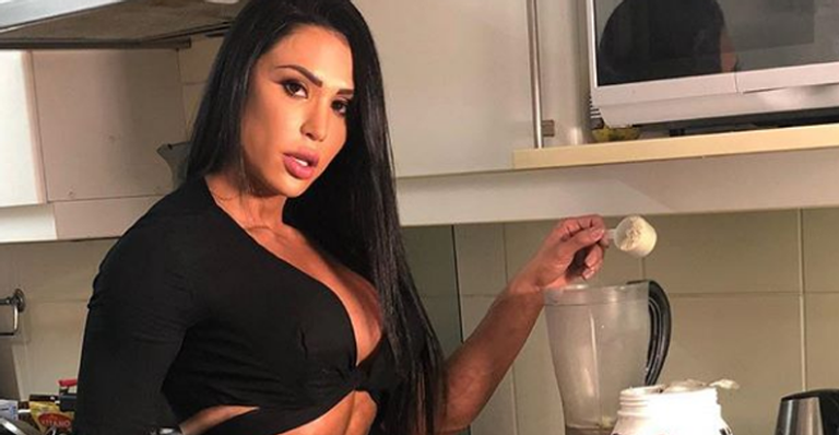 Gracyanne Baborsa conta seu peso e revela truque para barriga supertrincada em fotos
