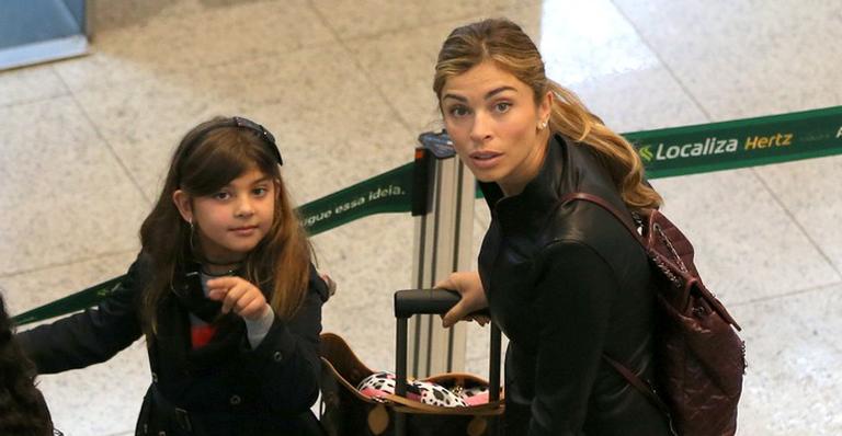 Grazi Massafera embarca com a filha Sofia no Rio de Janeiro