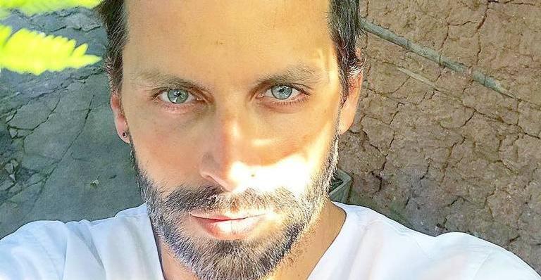 Henri Castelli faz declaração emocionante a seus filhos na web: ”Verdadeiro sentido de amar”