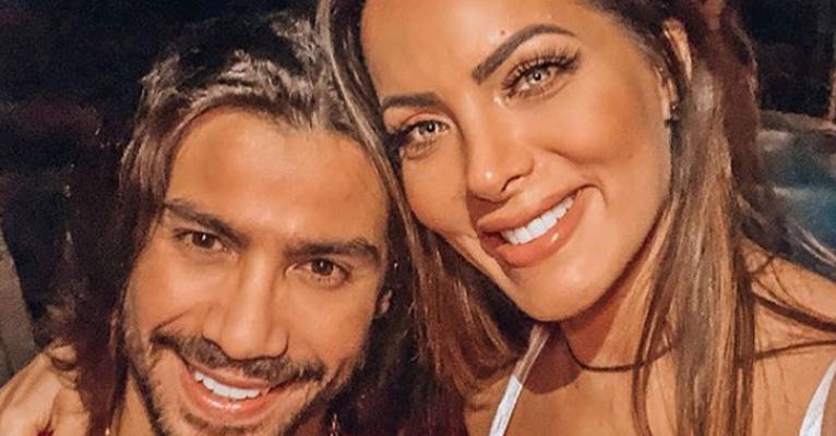 Mariano comemora 1 mês de namoro com Carla Prata com declaração apaixonada