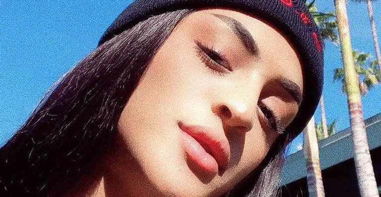 Pabllo Vittar aparece ‘desmontado’ para dar feliz aniversário para mãe: ”Melhor mamãe do mundo”