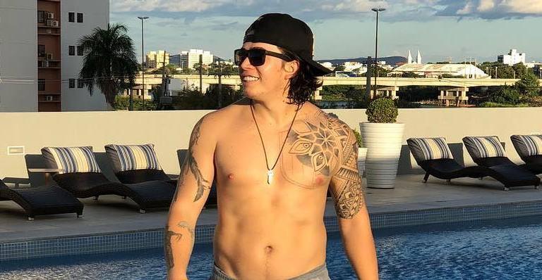 Ostentando carro milionário, Whindersson Nunes posa em cenário paradisíaco