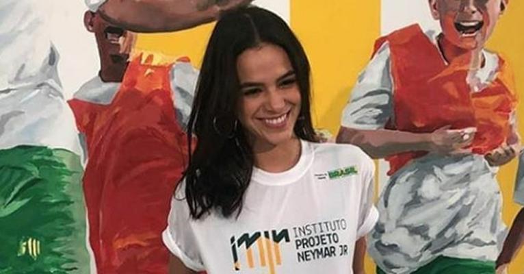 Bruna Marquezine se emociona ao conhecer o Instituto Neymar Jr, no litoral paulista