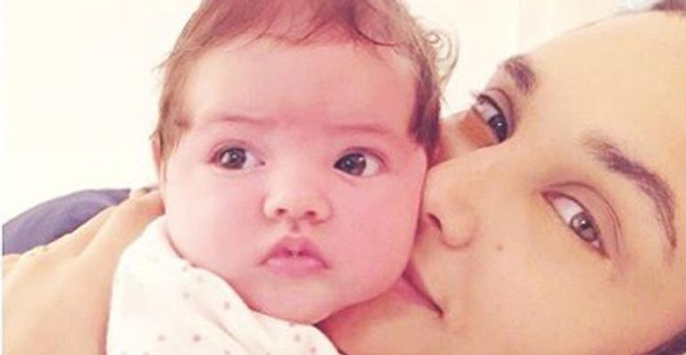 Débora Nascimento aparece amamentando a filha, Bella