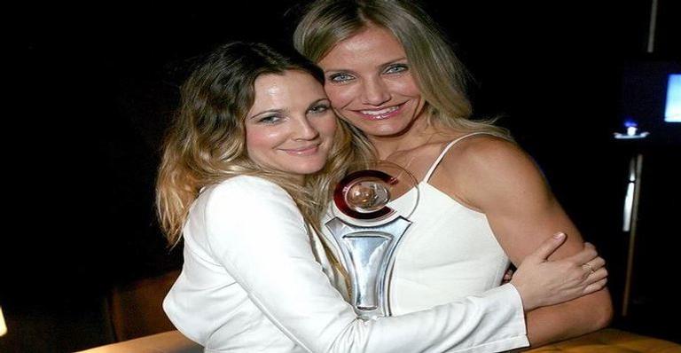Na faixa dos 40 anos, Drew Barrymore e Cameron Diaz posam sem make