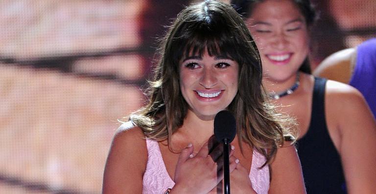 Lea Michelle presta homenagem em aniversário de morte de Cory Monteith