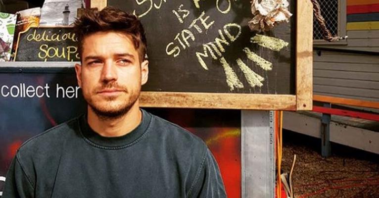 Gravando série da Netflix, Marco Pigossi mostra sua família na Austrália