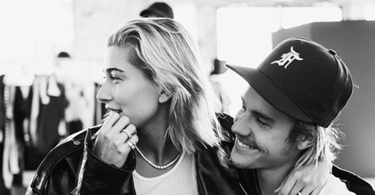 Hailey Baldwin posa com Justin Bieber pela 1° vez após assumirem noivado