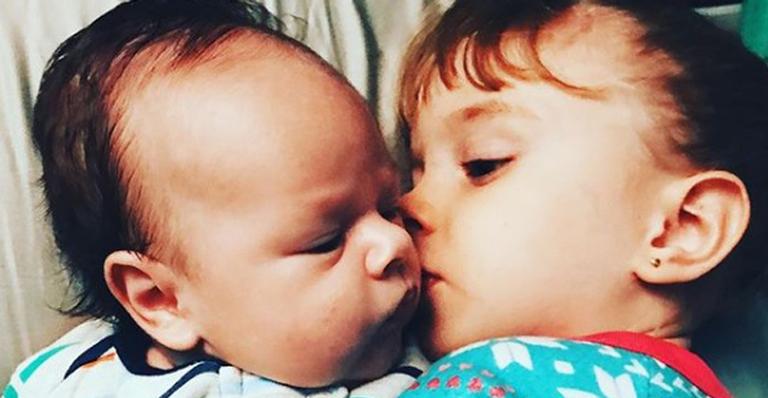 Fofura! Mari Bridi posta clique dos filhos, Aurora e Valentim