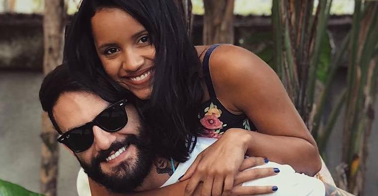 Wagner Santiago exibe clique sensual com Gleici Damasceno na cama