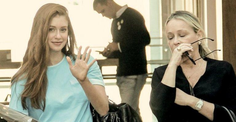 Com acessório chamativo, Marina Ruy Barbosa é flagrada durante passeio em Shopping