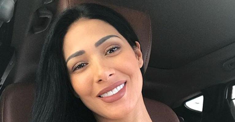 Longe dos palcos, Simaria posa de biquíni e exibe barriga sequinha aos 36 anos