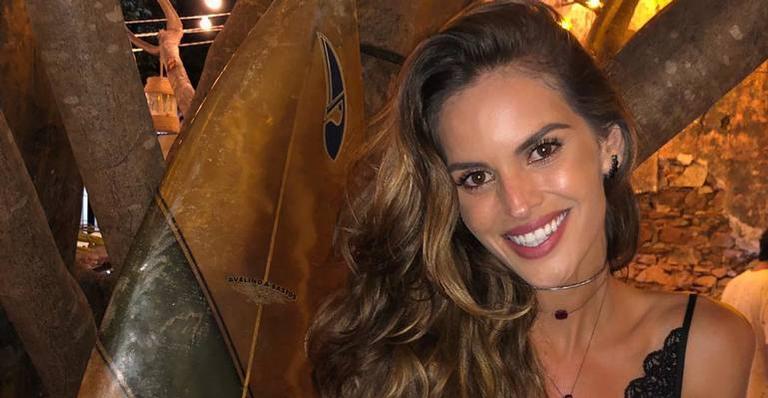 Izabel Goulart exibe acessório brasileiríssimo durante banho na Grécia