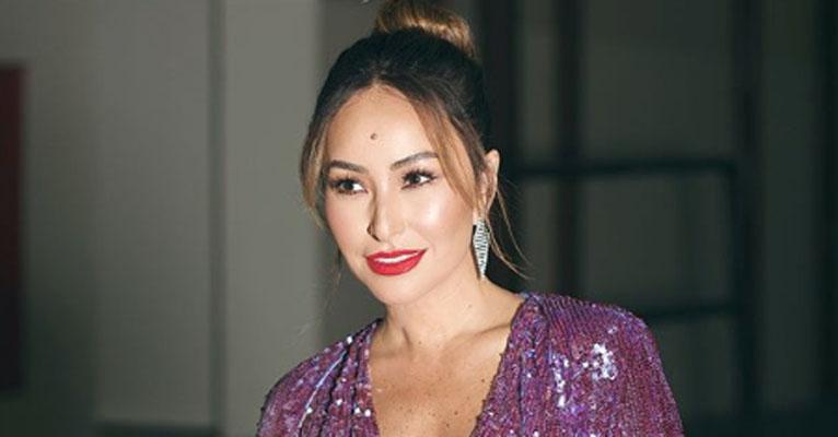 Sabrina Sato dá beijão em Duda Nagle e exibe barrigão de grávida em dia de praia