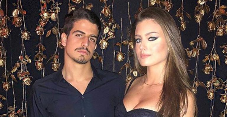 Apaixonados! Enzo Celulari e a namorada viajam para a Grécia