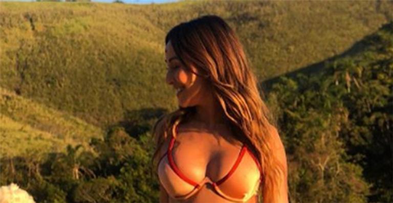 Grávida, Sabrina Sato exibe barriga em praia e fãs elogiam