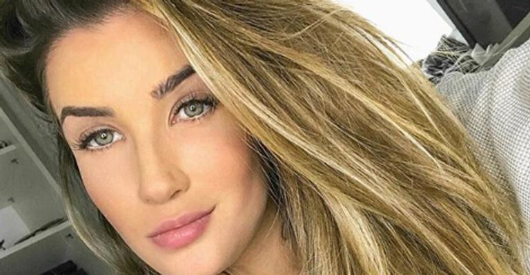 Aline Gotschalg volta aos treinos e exibe barriga chapada